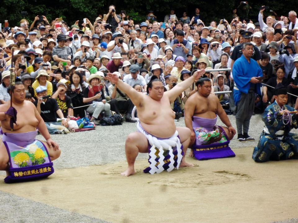 　熱田神宮で奉納土俵入りを行った稀勢の里（中央）。左は太刀持ちの輝、右が露払いの松鳳山