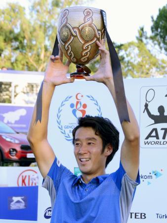 　ツアー制覇を成し遂げ、優勝カップを掲げる杉田祐一＝アンタルヤ（共同）