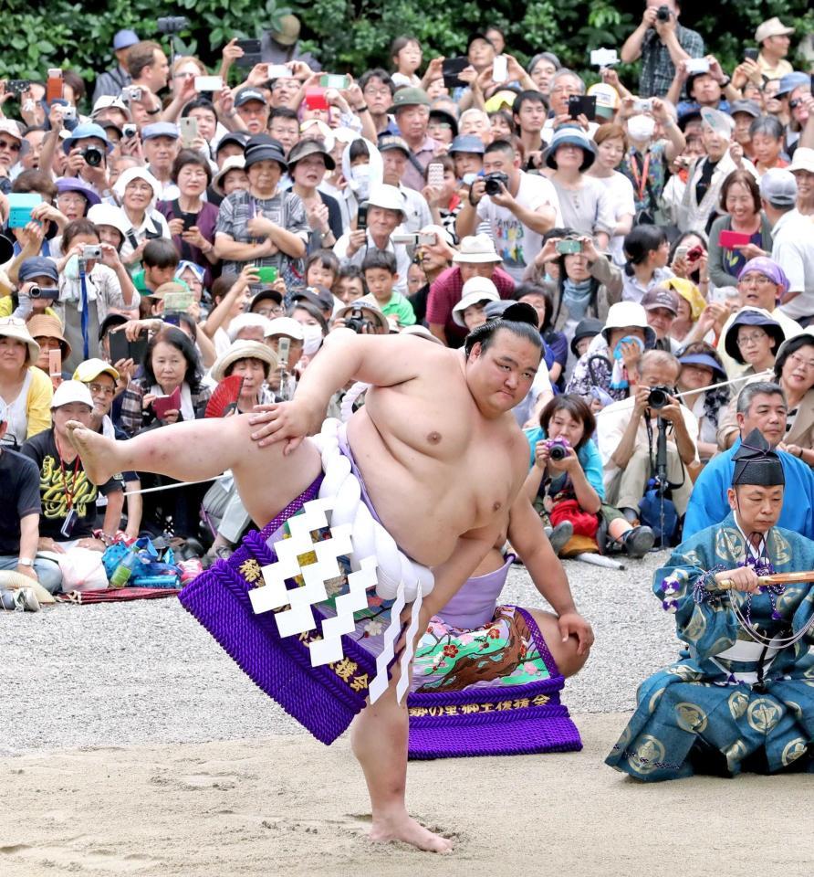 　奉納土俵入りを披露する横綱・稀勢の里　