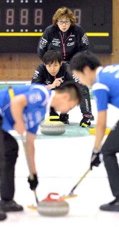 　練習を公開した両角友（中央）らＳＣ軽井沢クラブの選手たち