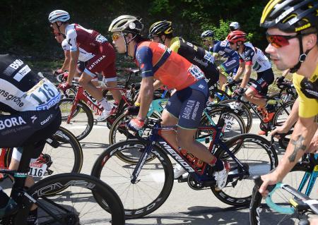 　ツール・ド・フランスの第６ステージを走る新城幸也（共同）