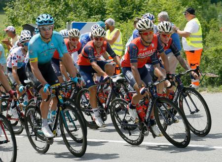 　ツール・ド・フランスの第７ステージを走る新城幸也（右から２人目）（砂田弓弦氏撮影・共同）