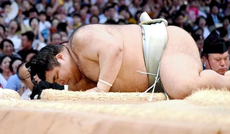 　北勝富士に土をつけられた高安