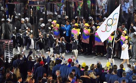 　リオ五輪の開会式で入場行進する「難民五輪選手団」＝２０１６年８月、リオデジャネイロ