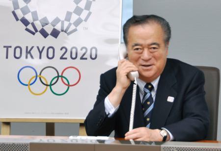 　２０２０年東京五輪大会組織委からカシマスタジアムの追加決定の電話連絡を受ける茨城県の橋本昌知事＝１０日午後、茨城県庁