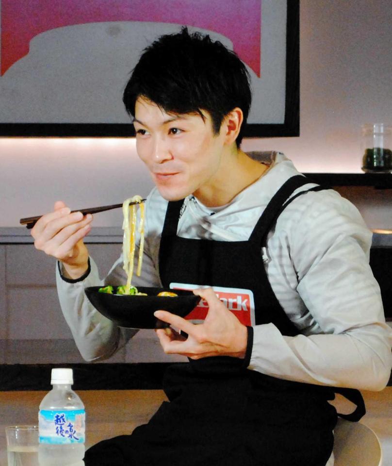 　調理実演をした内村航平