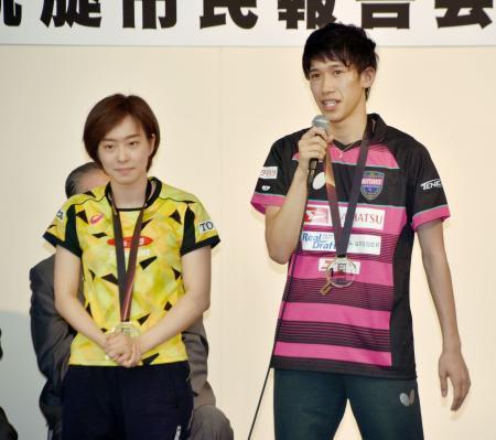 　世界卓球混合ダブルスでの優勝を報告する吉村真晴（右）、石川佳純両選手＝１５日午後、山口市