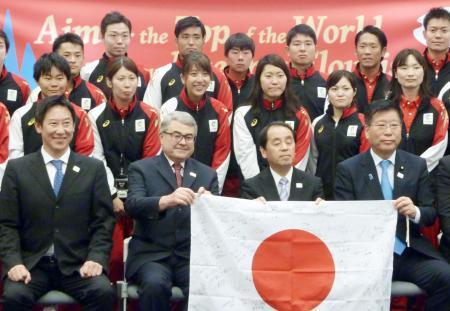 　デフリンピックの壮行会で日本選手団らと写真に納まるスポーツ庁の鈴木長官（前列左端）＝６月、参院議員会館