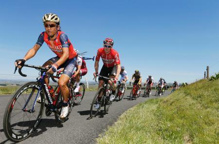 　ツール・ド・フランスの第１５ステージを走る新城幸也（左手前）（共同）