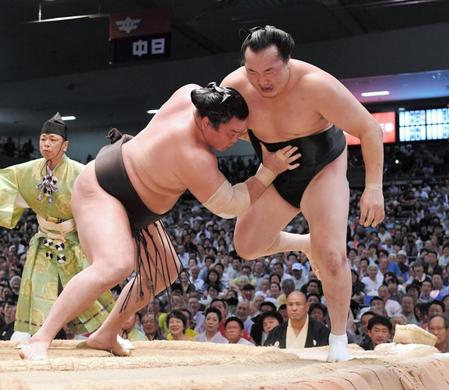 千代翔馬（右）を寄り切りで下した白鵬（撮影・棚橋慶太）