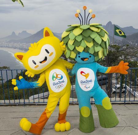　前回の２０１６年リオデジャネイロ五輪（左）とパラリンピックのマスコット（ＡＰ＝共同）