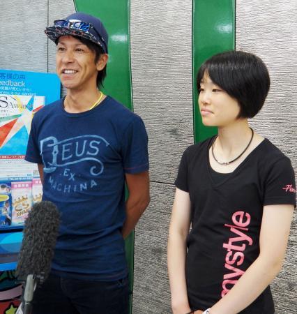 　帰国し取材に応じる葛西紀明（左）と伊藤有希＝２０日午前、成田空港
