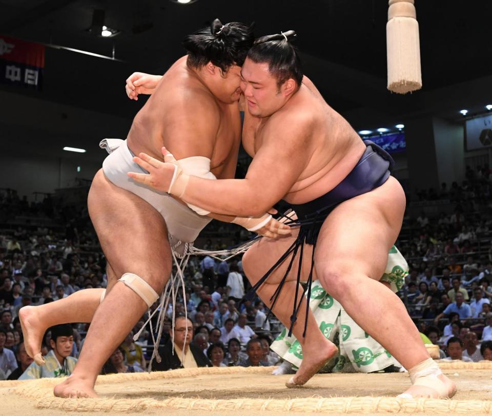 誉富士（左）を寄り切る朝乃山