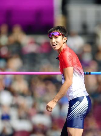 　男子走り高跳び（切断などＴ４４）決勝　２メートル０１の跳躍に成功し笑顔を見せる鈴木徹。銅メダルを獲得した＝ロンドン（共同）