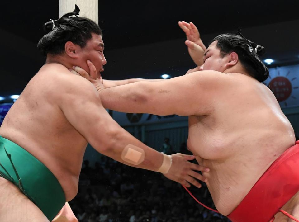 嘉風（左）を攻める阿武咲