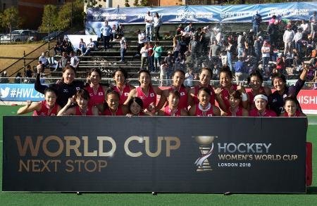 　ホッケー女子のワールドカップ出場権を獲得し、喜ぶ日本の選手ら＝２２日、ヨハネスブルク（ゲッティ＝共同）