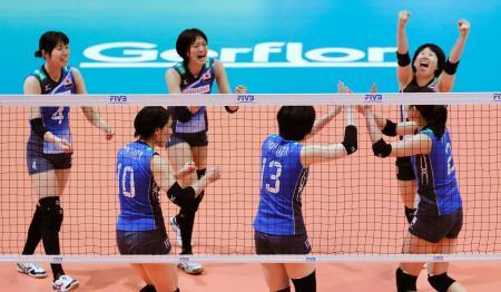 　バレーボール女子のワールドグランプリ。ロシア戦で得点を喜ぶ日本の選手たち＝２３日、香港