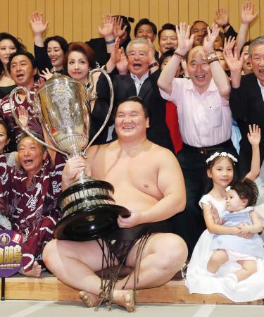 白鵬、2場所連続39度目V 14勝1敗、豪栄負け越し