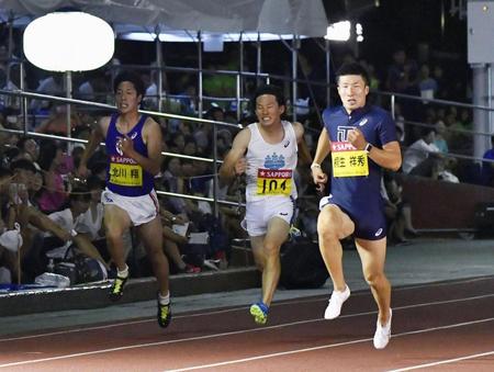 　男子１００メートル　10秒05の大会新記録で制した桐生祥秀（右）＝代々木公園陸上競技場