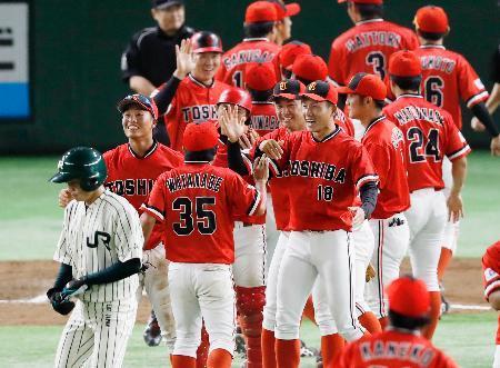 　準々決勝でＪＲ東日本に勝利し、喜ぶ東芝ナイン＝東京ドーム
