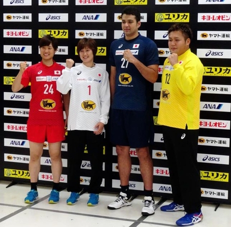 　ヤマト運輸のマークが入った新ユニホームを発表したハンドボール日本代表の（左から）原、飛田、玉川、木村