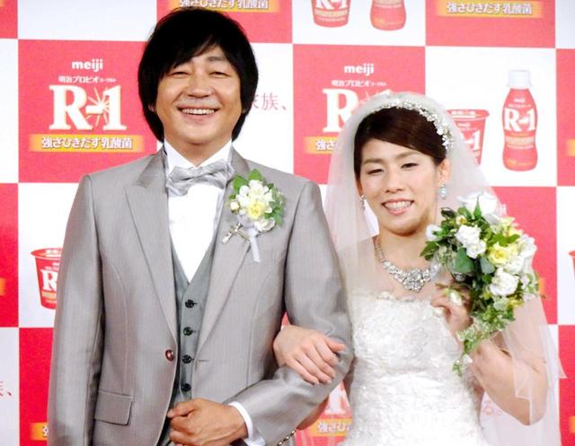 【写真】吉田沙保里　花嫁姿を披露…“新郎”と腕からませ