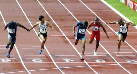 　世界陸上・男子２００メートル決勝で３位となった末続慎吾（左から２人目）＝０３年８月３０日、フランス競技場（ＡＰ＝共同）