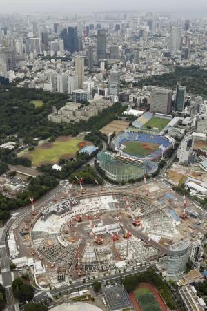 　東京都新宿区で建設工事が進む新国立競技場。上は臨海部＝２３日