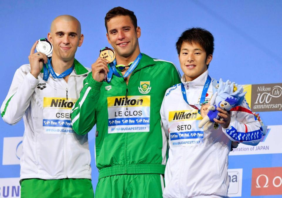 　男子２００メートルバタフライで銅メダルを獲得した瀬戸大也（右）