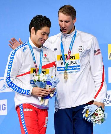 　男子２００メートル個人メドレーで銀メダルを獲得し、表彰式で優勝した米国のケイリシュ（右）と話す萩野公介（共同）