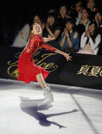 　現役引退後、アイスショーで初滑りを披露するフィギュアスケート元世界女王の浅田真央さん＝２９日、大阪市中央体育館