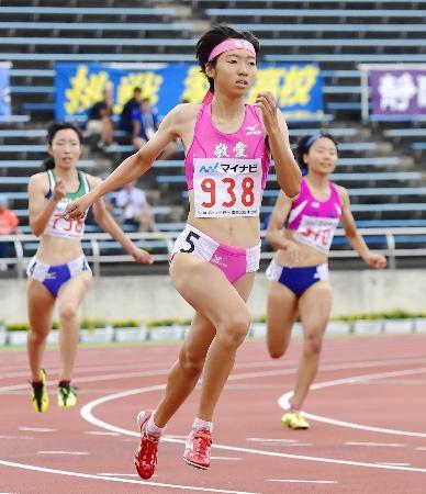 　女子４００メートル決勝　５３秒９２で優勝した東大阪大敬愛・川田朱夏＝ＮＤソフトスタジアム山形