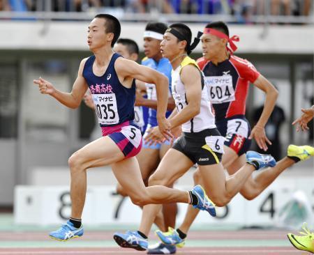 　男子１００メートル決勝　１０秒５１で優勝した洛南・宮本大輔（左端）＝ＮＤソフトスタジアム山形
