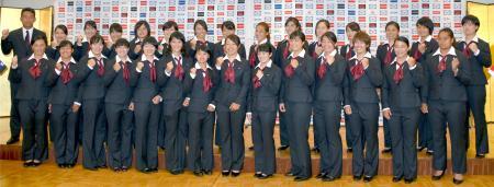 　ラグビーの女子Ｗ杯日本代表に選ばれ、ポーズをとる選手ら＝３０日午後、東京都港区