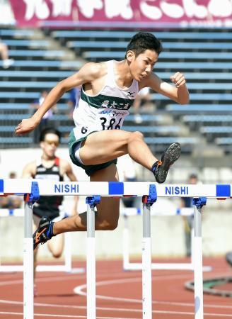 　男子４００メートル障害決勝　５１秒４４で２連覇を果たした東農大二・白尾悠祐＝ＮＤソフトスタジアム山形