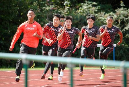 　陸上世界選手権の公開練習で調整するサニブラウン・ハキーム（左）ら男子短距離陣