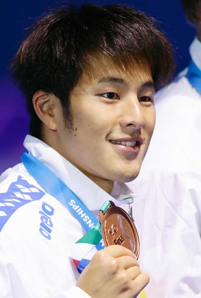 　水泳の世界選手権競泳男子４００メートル個人メドレーで獲得した銅メダルを手にする瀬戸大也