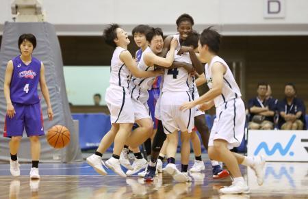 　桜花学園を破り優勝を決め、喜ぶ岐阜女の選手たち＝あづま総合体育館