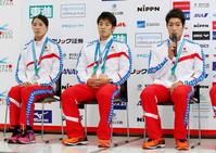 　記者会見する（左から）大橋悠依、瀬戸大也、萩野公介