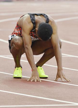 　男子１００メートル準決勝　ゴール後、座り込むサニブラウン・ハキーム＝ロンドン（共同）