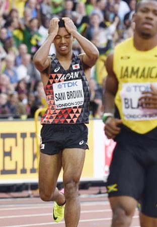 　男子１００メートル準決勝　レース後、頭を抱えるサニブラウン・ハキーム＝ロンドン（共同）