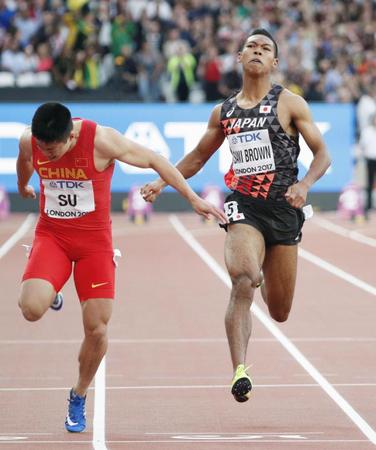 　男子１００メートル準決勝　ゴールするサニブラウン・ハキーム（右）＝ロンドン（共同）