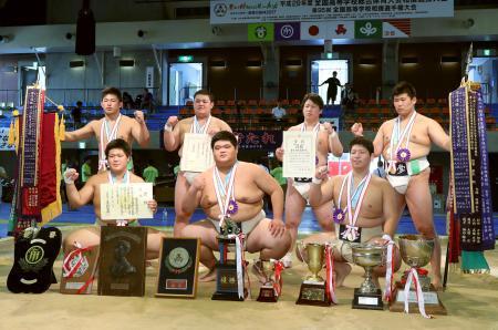 　団体で１０年ぶり２度目の優勝を果たした金沢学院の選手たち＝大崎市鳴子スポーツセンター