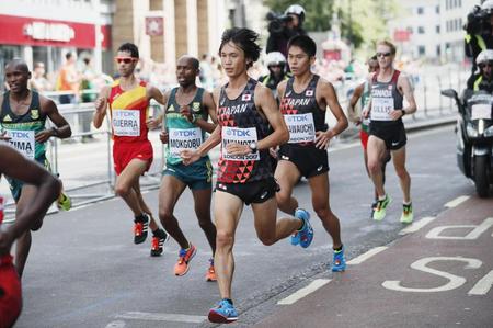 　男子マラソン　力走する中本健太郎（中央）と川内優輝（同右）＝ロンドン（共同）