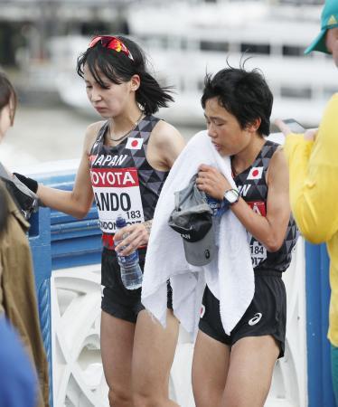 　女子マラソン　ゴール後、引き揚げる安藤友香（左）と清田真央＝ロンドン（共同）