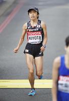 　女子マラソン　16位でゴールする清田真央＝ロンドン（共同）