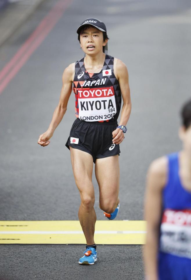 　女子マラソン　16位でゴールする清田真央＝ロンドン（共同）