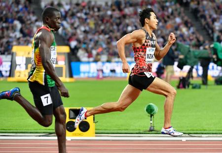 男子２００メートル予選　力走する飯塚翔太（右）＝ロンドン（共同）