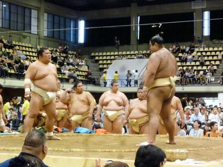 　高安（右）の三番稽古相手を務め豪風