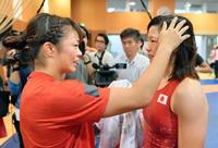 　世界選手権の６３キロ級代表に決まり、姉・梨紗子（左）から祝福を受ける川井友香子